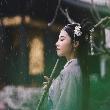 典雅素衣帶團(tuán)扇女生頭像，唯美古風(fēng)真人頭像