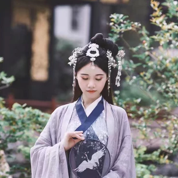 典雅素衣帶團(tuán)扇女生頭像，唯美古風(fēng)真人頭像