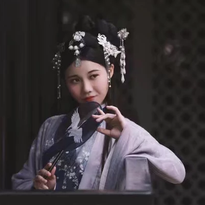 典雅素衣帶團(tuán)扇女生頭像，唯美古風(fēng)真人頭像