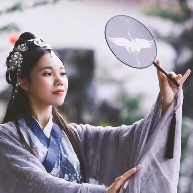 典雅素衣帶團(tuán)扇女生頭像，唯美古風(fēng)真人頭像