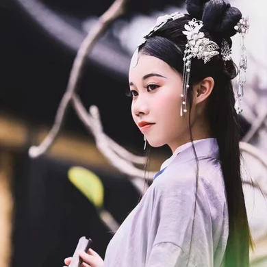典雅素衣帶團(tuán)扇女生頭像，唯美古風(fēng)真人頭像