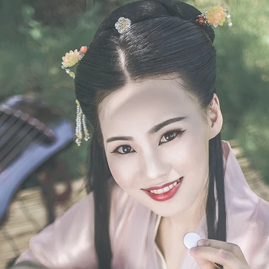 文藝氣息帶團扇女生頭像，唯美古風真人頭像