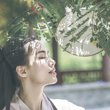 文藝氣息帶團扇女生頭像，唯美古風真人頭像