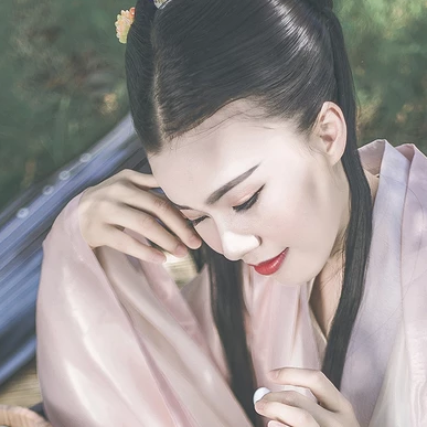 文藝氣息帶團扇女生頭像，唯美古風真人頭像