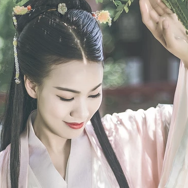 文藝氣息帶團扇女生頭像，唯美古風真人頭像