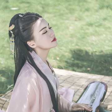 文藝氣息帶團扇女生頭像，唯美古風真人頭像