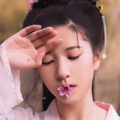 桃花粉黛帶傘女生頭像，唯美古風真人頭像