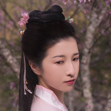 桃花粉黛帶傘女生頭像，唯美古風真人頭像