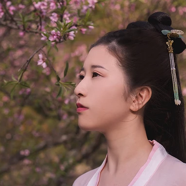 桃花粉黛帶傘女生頭像，唯美古風真人頭像