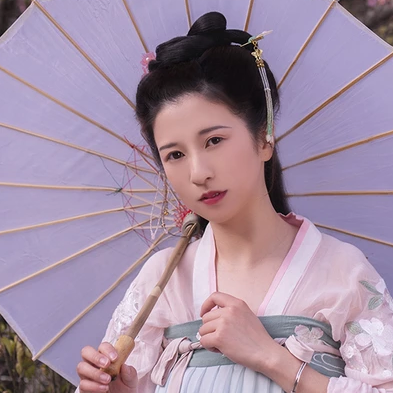 桃花粉黛帶傘女生頭像，唯美古風真人頭像