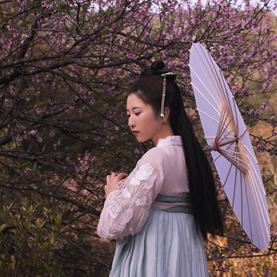 桃花粉黛帶傘女生頭像，唯美古風真人頭像