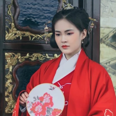 文藝紅衣帶團(tuán)扇女生頭像，唯美古風(fēng)真人頭像