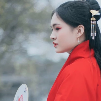 文藝紅衣帶團(tuán)扇女生頭像，唯美古風(fēng)真人頭像