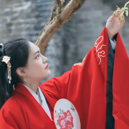 文藝紅衣帶團(tuán)扇女生頭像，唯美古風(fēng)真人頭像