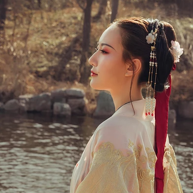 古典淡雅帶團扇女生頭像，唯美古風真人頭像