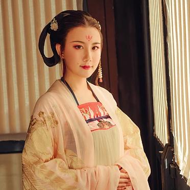 古典淡雅帶團扇女生頭像，唯美古風真人頭像