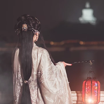 優(yōu)雅提燈品酒女生頭像，唯美古風(fēng)真人頭像