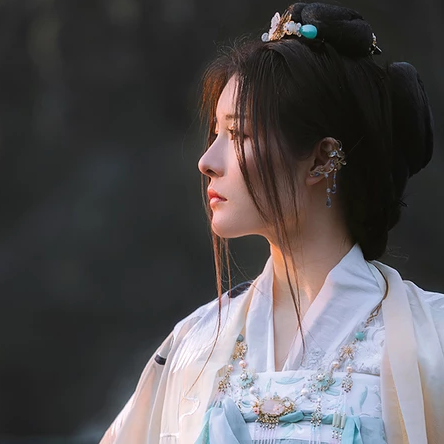 春風(fēng)飄逸女生頭像，唯美古風(fēng)真人頭像