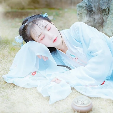 淡藍(lán)清晰帶團(tuán)扇女生頭像，唯美古風(fēng)真人頭像