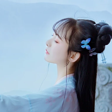 淡藍(lán)清晰帶團(tuán)扇女生頭像，唯美古風(fēng)真人頭像