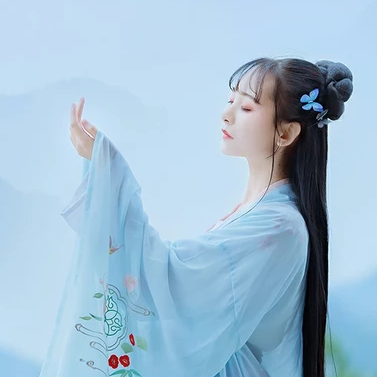 淡藍(lán)清晰帶團(tuán)扇女生頭像，唯美古風(fēng)真人頭像