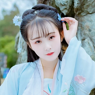 淡藍(lán)清晰帶團(tuán)扇女生頭像，唯美古風(fēng)真人頭像