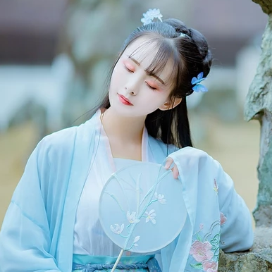 淡藍(lán)清晰帶團(tuán)扇女生頭像，唯美古風(fēng)真人頭像