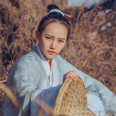 逍遙江湖帶兵器女生頭像，唯美古風(fēng)真人頭像
