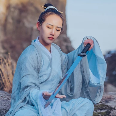逍遙江湖帶兵器女生頭像，唯美古風(fēng)真人頭像