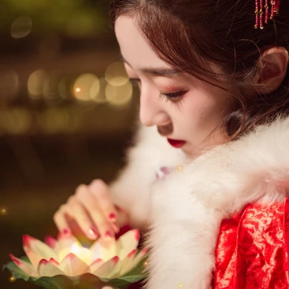 月色下放蓮花女生頭像，唯美古風(fēng)真人頭像