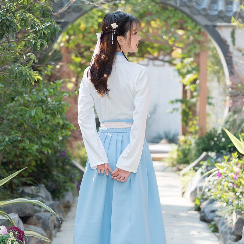 藍(lán)白古裝繡花漢服，改良漢服斜交齊腰襦裙