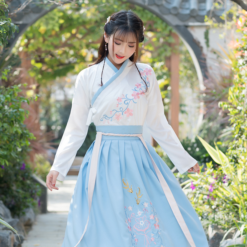 藍(lán)白古裝繡花漢服，改良漢服斜交齊腰襦裙