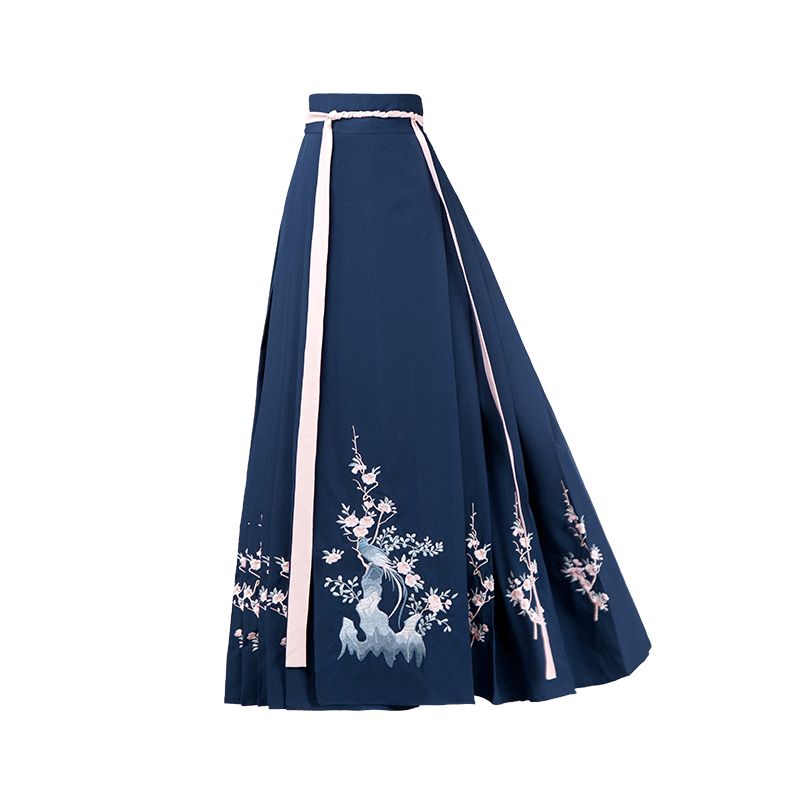 寒梅山石靈鳥繡花漢服，藏藍(lán)色傳統(tǒng)漢服