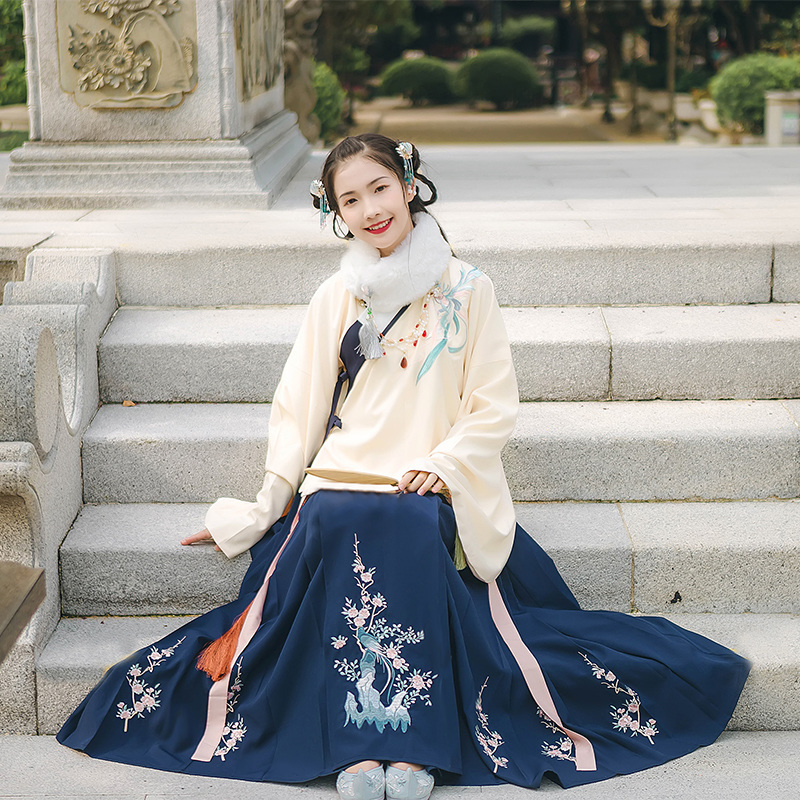 寒梅山石靈鳥繡花漢服，藏藍(lán)色傳統(tǒng)漢服