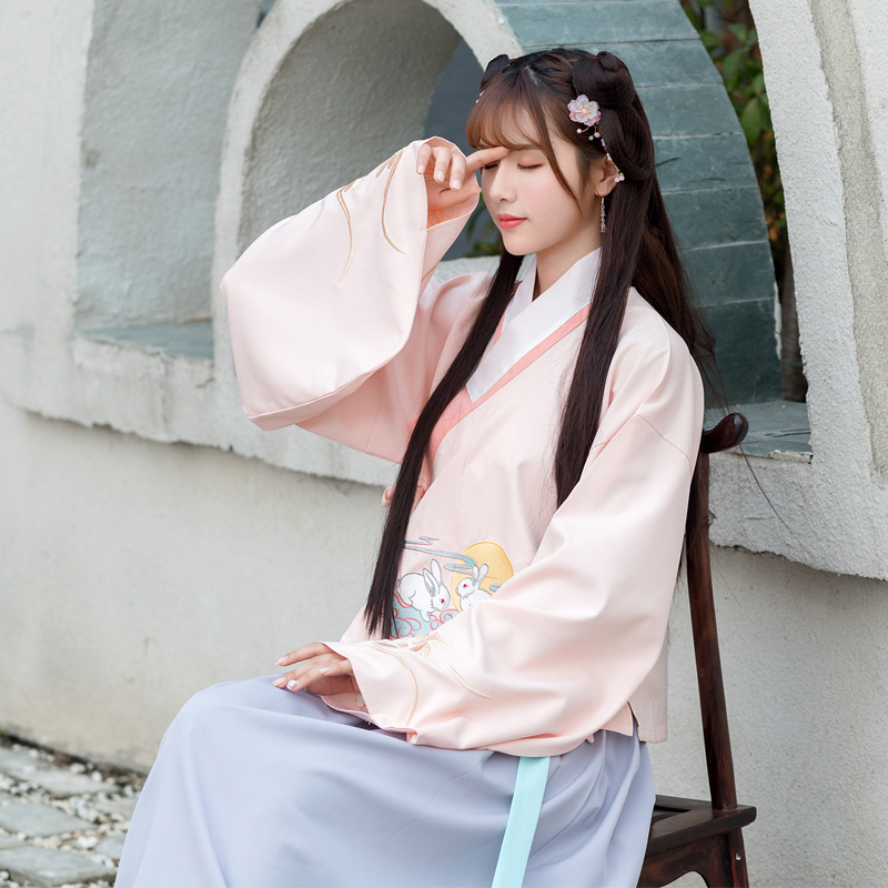 玉兔圖案?jìng)鹘y(tǒng)漢服，改良交領(lǐng)襖裙襦裙?jié)h服