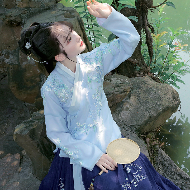 卿辭刺繡藍色典雅漢服，清新交領(lǐng)襦裙?jié)h服