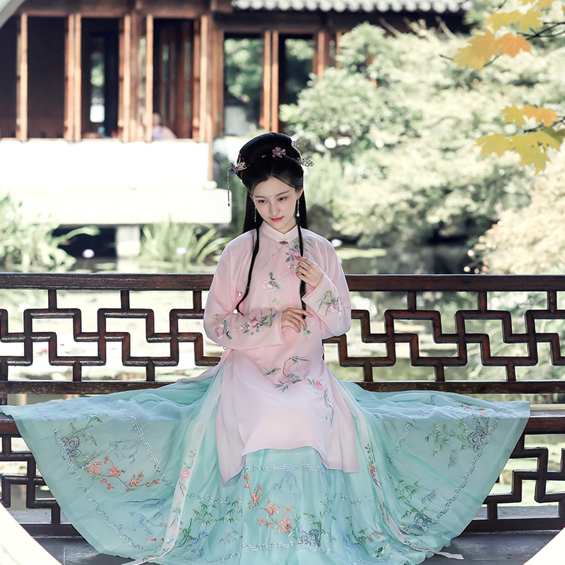 詩意韻味襦裙?jié)h服，淡雅刺繡立領(lǐng)古風(fēng)漢服