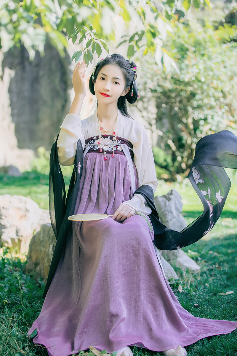 靈動紫色齊胸襦裙?jié)h服，淡雅花朵刺繡漢服圖片