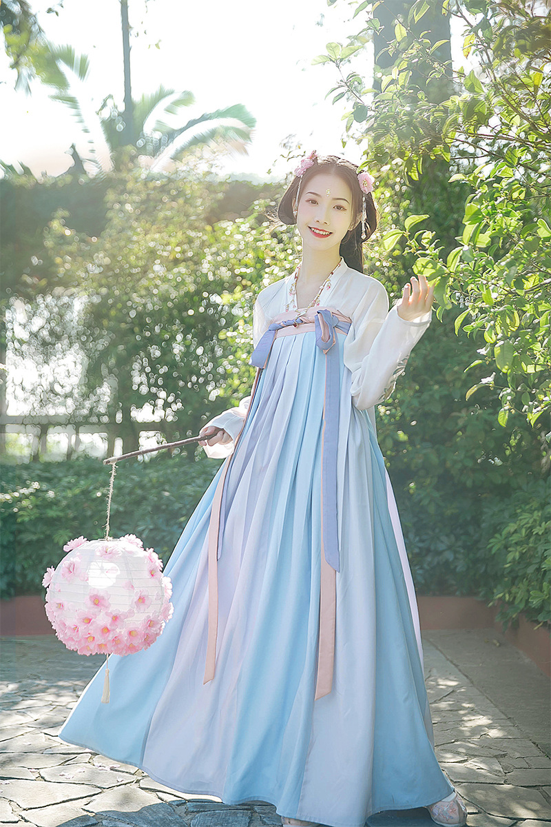 杏花林齊胸襦裙?jié)h服，清新配色花朵漢服圖片