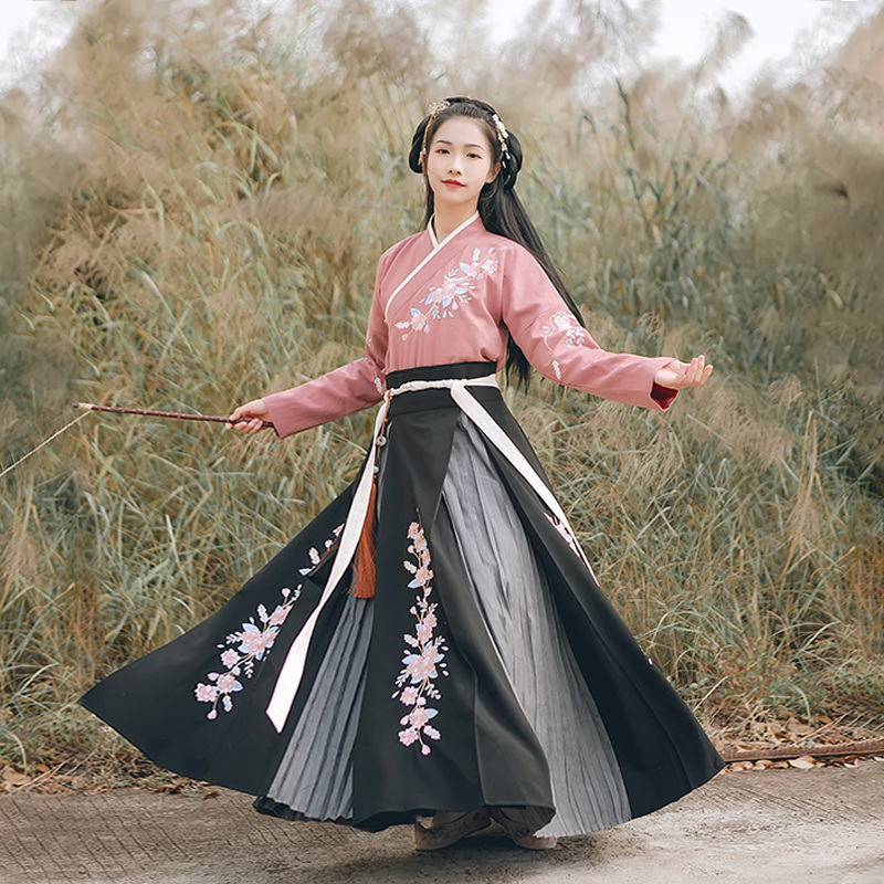 花團(tuán)錦簇交領(lǐng)襦裙?jié)h服，褶裙團(tuán)花刺繡漢服圖片