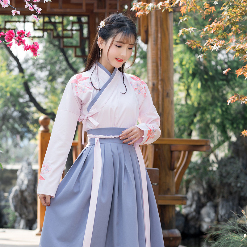 日常改良交領(lǐng)刺繡漢服，優(yōu)雅民族風(fēng)漢服圖片