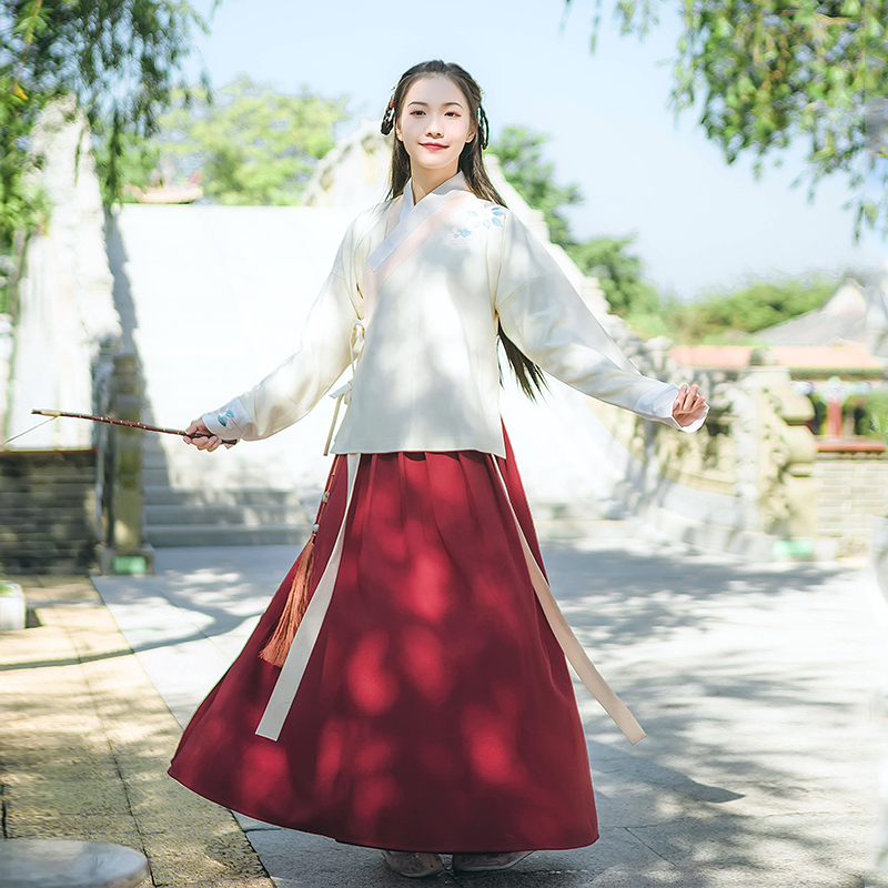 靈動詩意繡花交領(lǐng)漢服，清新古典撞色漢服圖片