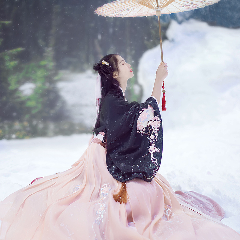 折扇刺繡大袖交領(lǐng)襦裙?jié)h服，端莊牡丹繡花漢服