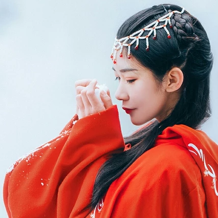 優(yōu)雅紅衣白雪女生頭像，唯美古風(fēng)真人頭像