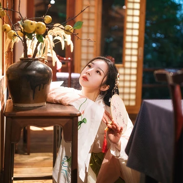 淡雅韻味帶傘女生頭像，唯美古風(fēng)真人頭像