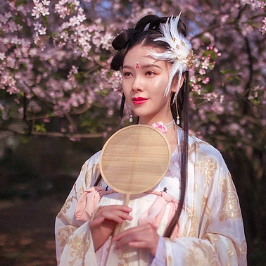 粉色桃花拂面帶團(tuán)扇女生頭像，唯美古風(fēng)真人頭