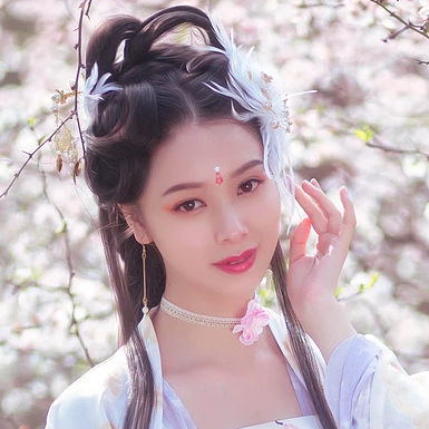 粉色桃花拂面帶團(tuán)扇女生頭像，唯美古風(fēng)真人頭