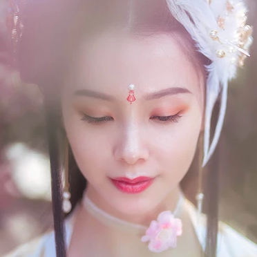 粉色桃花拂面帶團(tuán)扇女生頭像，唯美古風(fēng)真人頭