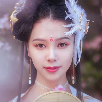 粉色桃花拂面帶團(tuán)扇女生頭像，唯美古風(fēng)真人頭