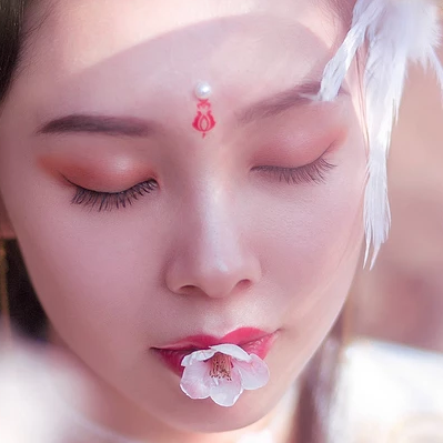 粉色桃花拂面帶團(tuán)扇女生頭像，唯美古風(fēng)真人頭